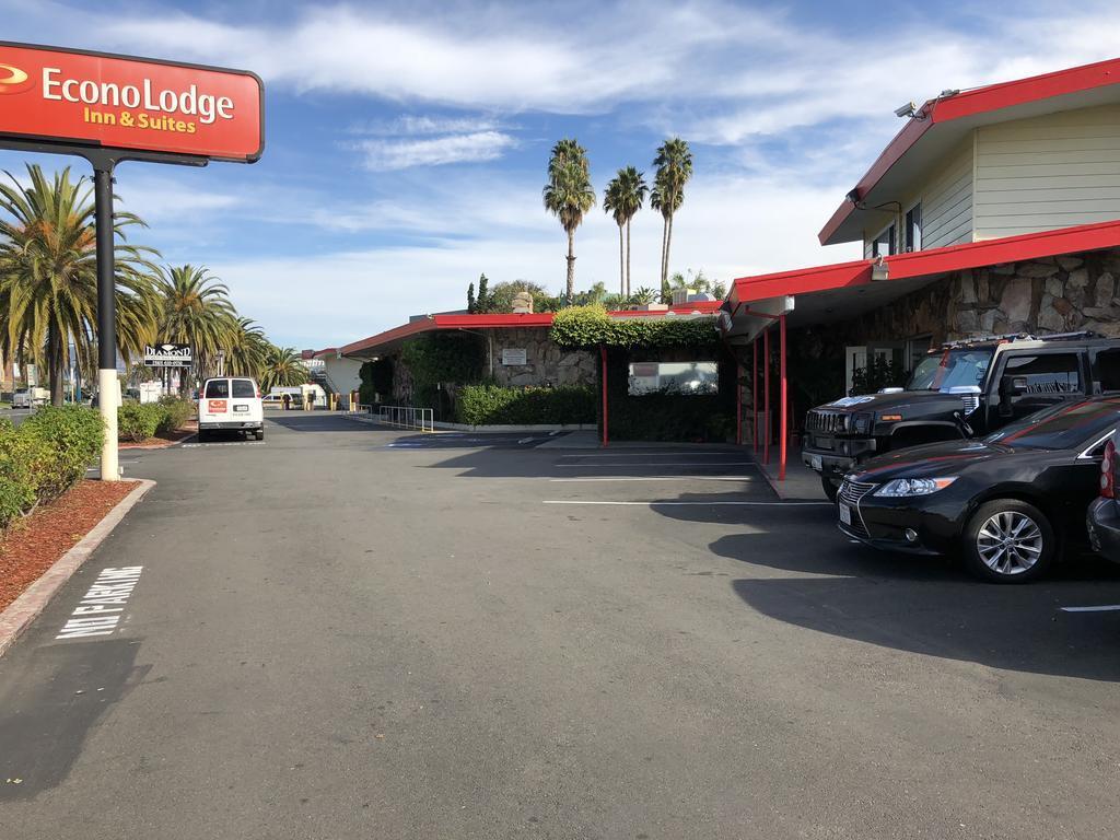 Econo Lodge Inn & Suites Oakland Airport Exterior photo